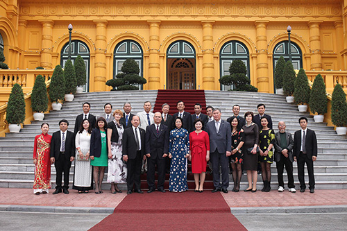 Phó Chủ tịch nước Đặng Thị Ngọc Thịnh chụp ảnh lưu niệm với đoàn đại biểu hội nghị.